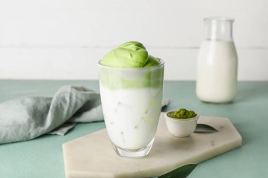 Renkli arkaplanda lezzetli dalgona matcha latte ile kompozisyon