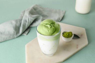 Renkli arkaplanda lezzetli dalgona matcha latte ile kompozisyon