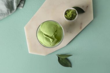 Renkli arkaplanda lezzetli dalgona matcha latte ile kompozisyon