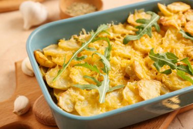 Peynirli ve sarımsaklı lezzetli patates tabağı, yakın plan.