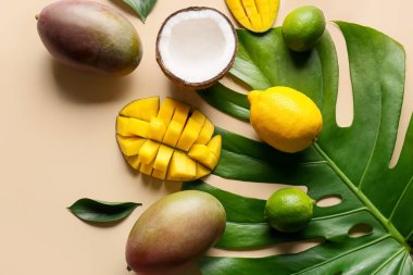 Renkli arkaplanda tatlı mangolu kompozisyon