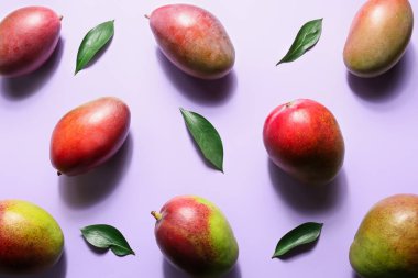 Renkli arkaplanda olgun mangolar