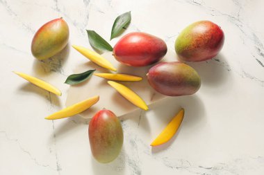 Hafif arkaplanda olgun mangolar