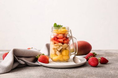 Masada tropikal meyve salatası ile mason kavanozu