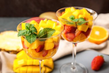 Tropik meyve salatasıyla dolu cam kaseler, yakın plan.