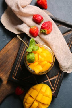 Arka planda tropikal meyve salatası olan kavanoz