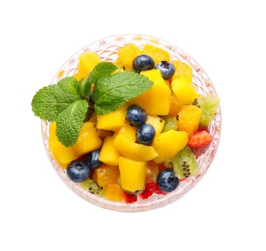 Beyaz arka planda tropikal meyve salatası ile kase