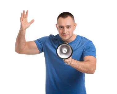 Genç adam beyaz arka planda megafona konuşuyor.