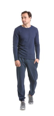 Beyaz arka planda yakışıklı bir genç.