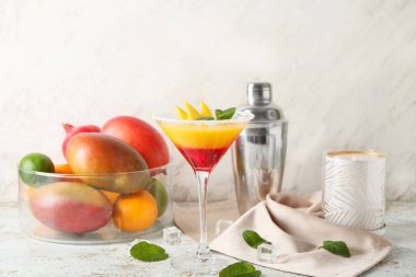 Hafif arkaplanda bir bardak mango margarita.