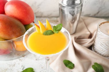 Hafif arkaplanda bir bardak mango margarita.