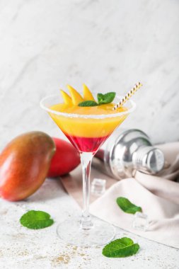 Hafif arkaplanda bir bardak mango margarita.