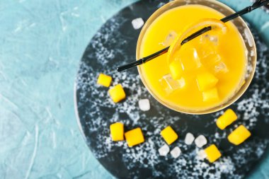 Renkli mangolu bir bardak margarita.