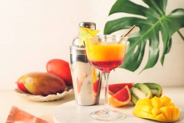 Masada mangolu bir bardak margarita.