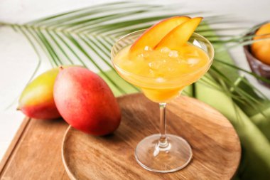 Masada mangolu bir bardak margarita.