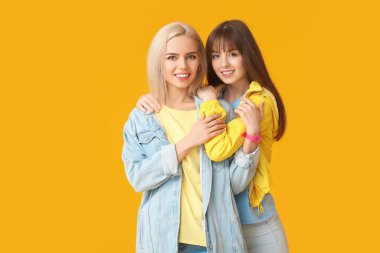 Renkli arka planda genç lezbiyen çift