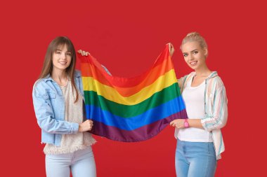 Renkli bayraklı genç lezbiyen çift