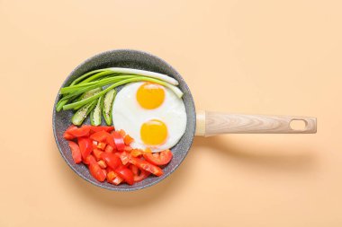 Renkli yumurta, domates ve soğanlı kızartma tavası.