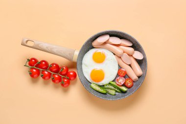 Renkli yumurta, sosis, domates ve biberli kızartma tavası.