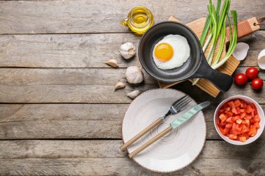 Kızartma tavası ve lezzetli yumurta.