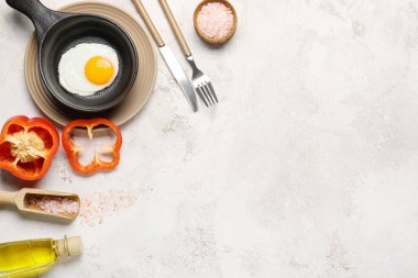 Hafif arka planda lezzetli yumurtalı tava.