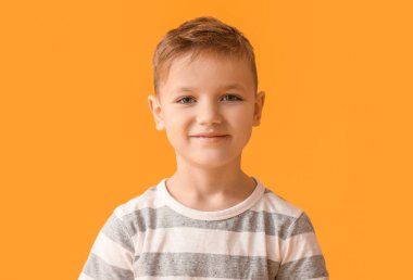 Renkli arka planda küçük şirin bir çocuk.