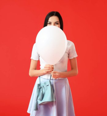 Renkli balonu olan güzel bir genç kadın.