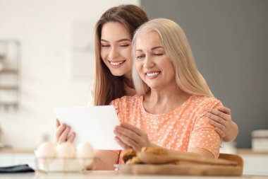 Anneler Günü 'nde annesini selamlayan genç bir kadın.