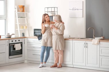 Genç bir kadın ve anne evde birlikte vakit geçiriyorlar.