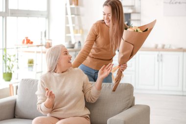 Anneler Günü 'nde annesini selamlayan genç bir kadın.