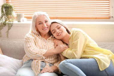 Genç bir kadın ve anne evde birlikte vakit geçiriyorlar.