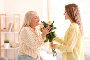 Anneler Günü 'nde annesini selamlayan genç bir kadın.