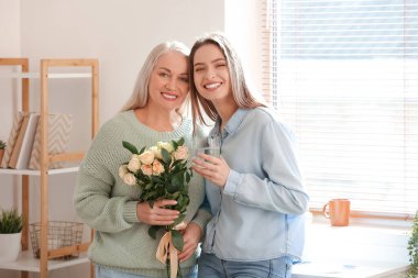 Anneler Günü 'nde annesini selamlayan genç bir kadın.