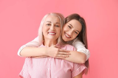 Renkli arka planda genç kadın ve annesinin portresi