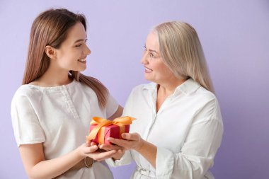 Genç bir kadın renk geçmişinden dolayı annesini selamlıyor.