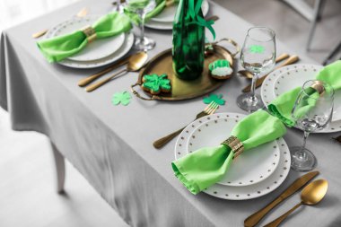 Aziz Patrick Günü kutlamaları için güzel bir masa.