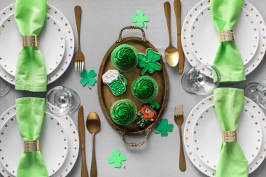 Aziz Patrick Günü kutlamaları için güzel bir masa.