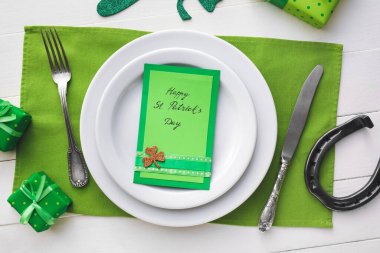 Beyaz ahşap arka planda Aziz Patrick Günü kutlamaları için güzel bir masa.