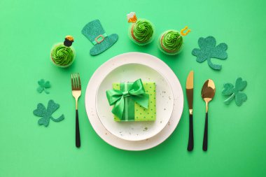 St. Patrick Günü kutlamaları için güzel bir masa.