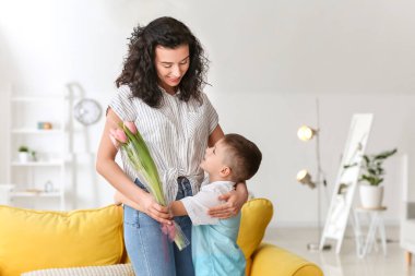 Anneler Günü 'nde evde annesini selamlayan küçük çocuk.