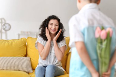 Anneler Günü 'nde evde annesini selamlayan küçük çocuk.