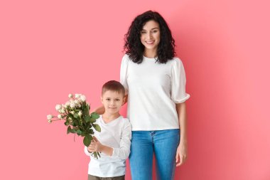 Annesini Anneler Günü 'nde renk geçmişine rağmen selamlayan küçük bir çocuk.