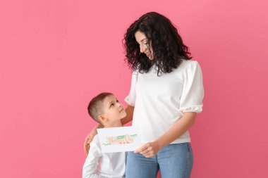 Annesini Anneler Günü 'nde renk geçmişine rağmen selamlayan küçük bir çocuk.