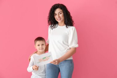 Annesini Anneler Günü 'nde renk geçmişine rağmen selamlayan küçük bir çocuk.