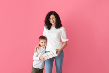 Annesini Anneler Günü 'nde renk geçmişine rağmen selamlayan küçük bir çocuk.