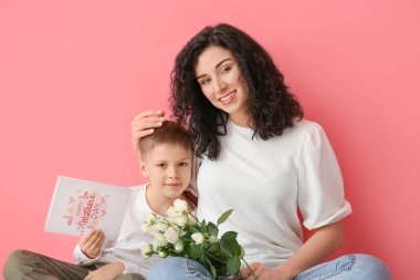 Annesini Anneler Günü 'nde renk geçmişine rağmen selamlayan küçük bir çocuk.