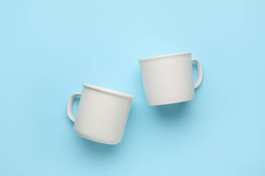 Renk arkaplanındaki boş bardaklar