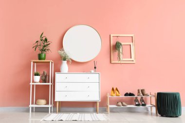 Modern koridorun şık iç tasarımı