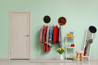 Modern koridorun şık iç tasarımı