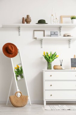 Modern koridorun şık iç tasarımı